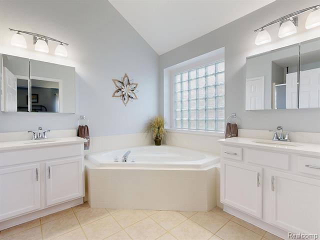 Builiding view twenty nine for 4400 Oak Tree, Fenton, MI. 48430