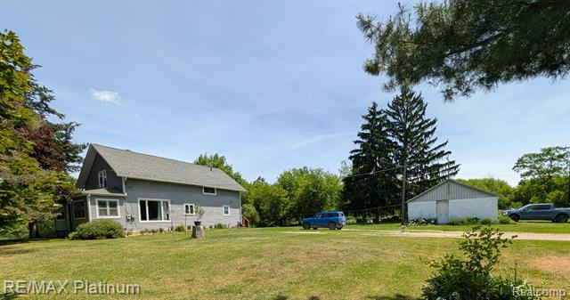 front view for 9084 Hartland Road, Fenton, Mi. 48430