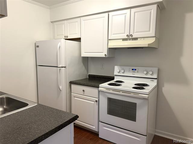 Builiding view one for 27048 Winchester, Trenton, MI. 48183