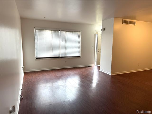 Builiding view six for 27048 Winchester, Trenton, MI. 48183