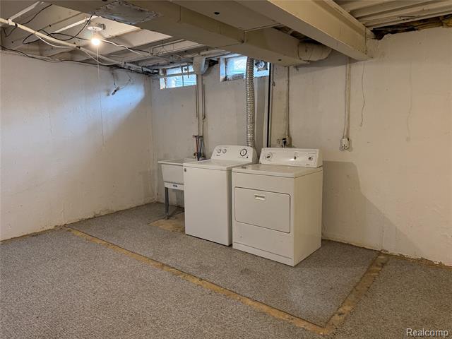 Builiding view sixteen for 27048 Winchester, Trenton, MI. 48183