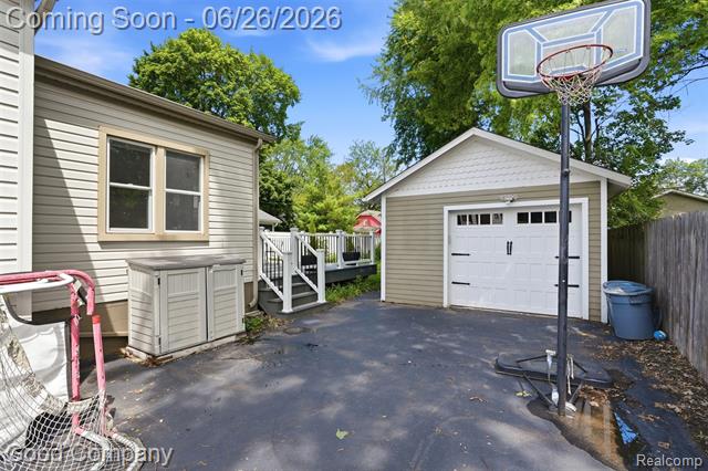 Builiding view thirty three for 411 Pingree, Royal Oak, MI. 48067