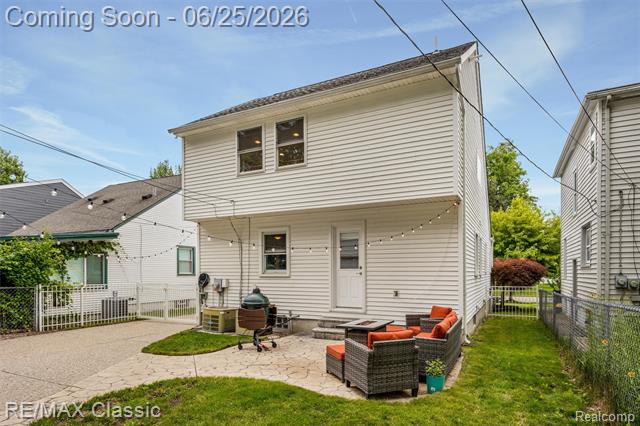 Builiding view four for 605 Fernwood, Royal Oak, MI. 48067