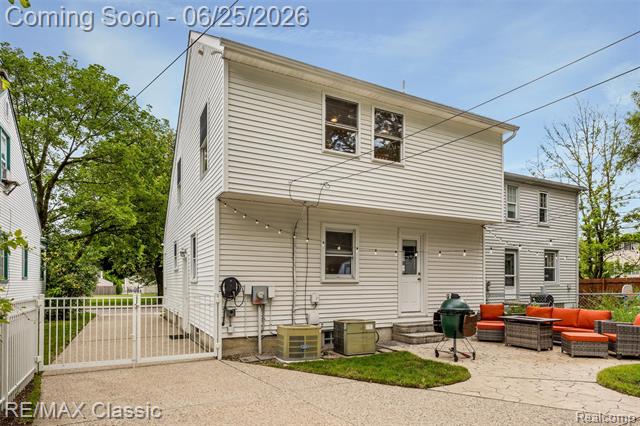 Builiding view twenty five for 605 Fernwood, Royal Oak, MI. 48067