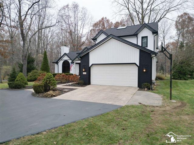 Builiding view fifty six for 2194 Dean Rd, Temperance, MI. 48182