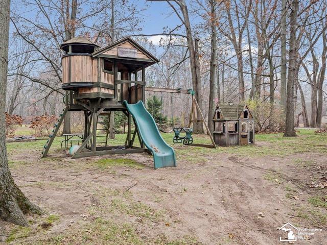 Builiding view fifty two for 2194 Dean Rd, Temperance, MI. 48182