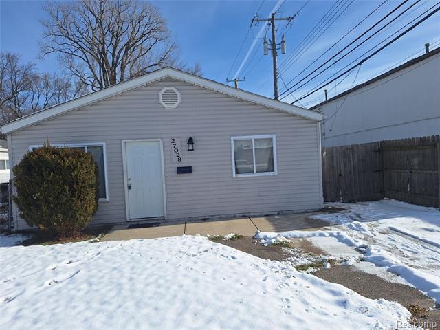 front view for 27028 Dartmouth St, Madison Heights, Mi. 48071