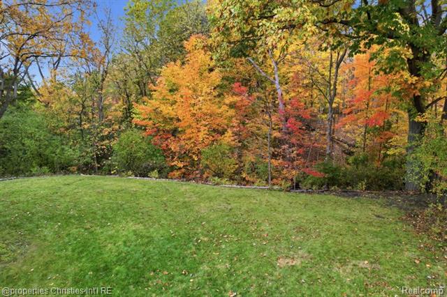 Builiding view eight for 23460 Coventry Woods, Southfield, MI. 48034