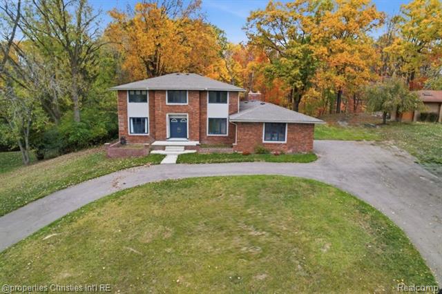 Builiding view one for 23460 Coventry Woods, Southfield, MI. 48034