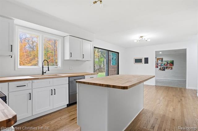 Builiding view twenty one for 23460 Coventry Woods, Southfield, MI. 48034