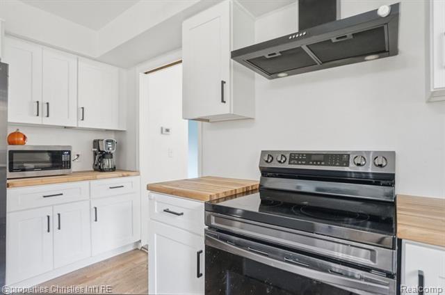 Builiding view twenty for 23460 Coventry Woods, Southfield, MI. 48034