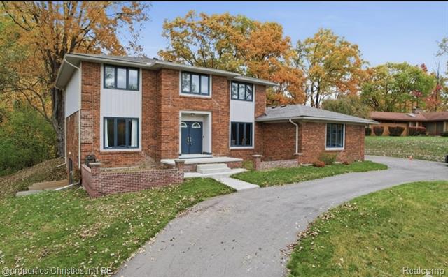 Builiding view two for 23460 Coventry Woods, Southfield, MI. 48034