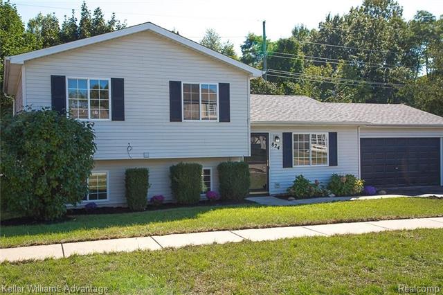 front view for 824 Town Trail Trail, Pinckney, Mi. 48169