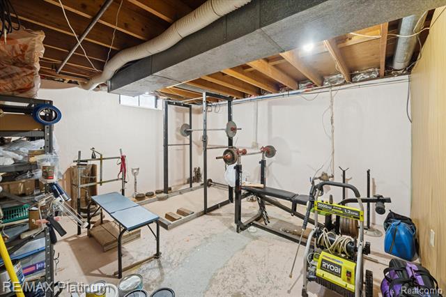 Builiding view eighteen for 707 Briarwood, Fenton, MI. 48430