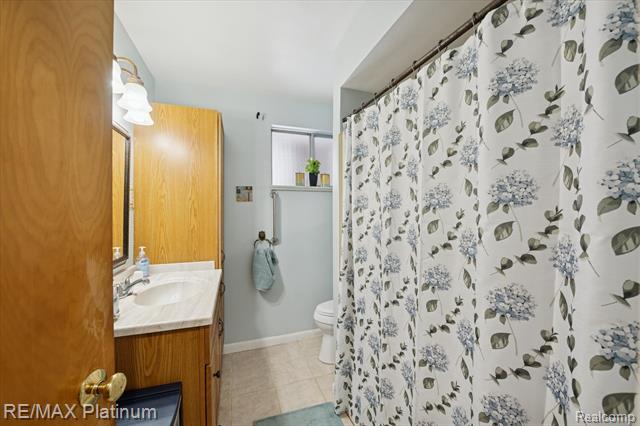 Builiding view eleven for 707 Briarwood, Fenton, MI. 48430