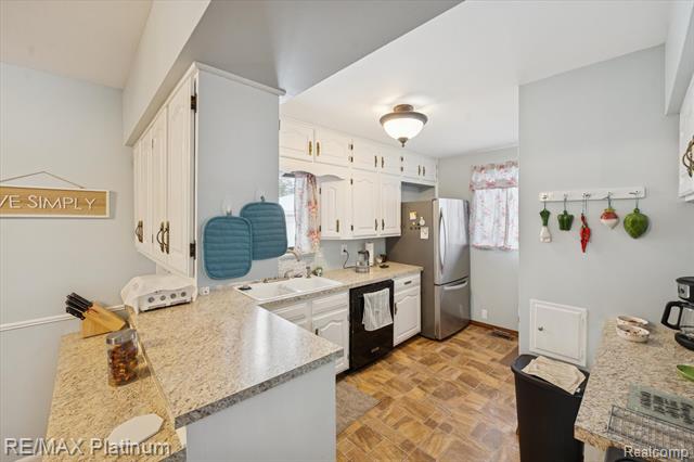 Builiding view five for 707 Briarwood, Fenton, MI. 48430