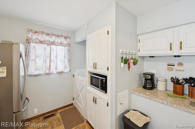 Builiding view seven for 707 Briarwood, Fenton, MI. 48430