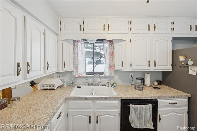 Builiding view six for 707 Briarwood, Fenton, MI. 48430