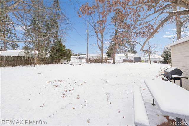 Builiding view twenty eight for 707 Briarwood, Fenton, MI. 48430