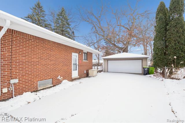 Builiding view twenty five for 707 Briarwood, Fenton, MI. 48430