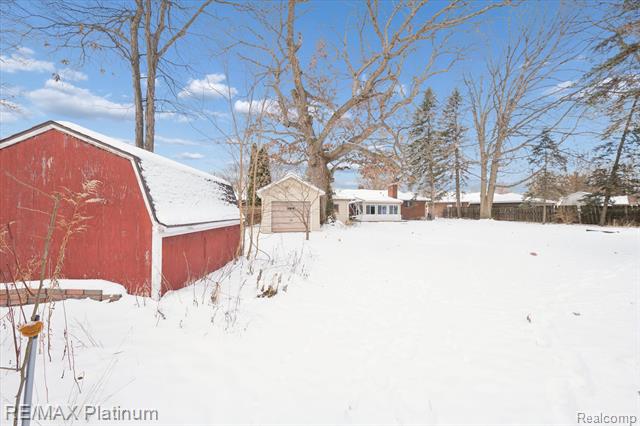 Builiding view twenty seven for 707 Briarwood, Fenton, MI. 48430