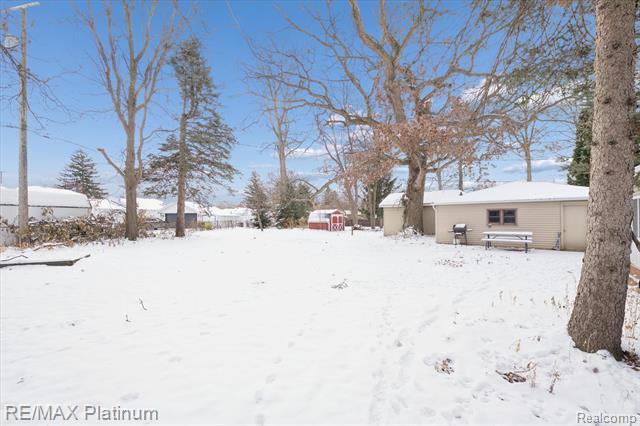 Builiding view twenty six for 707 Briarwood, Fenton, MI. 48430