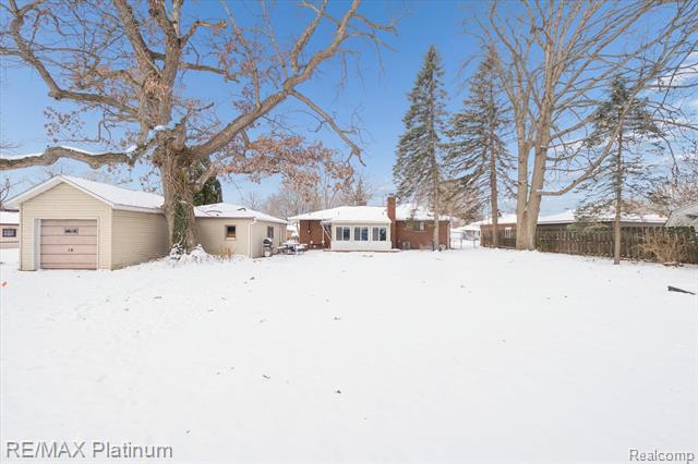 Builiding view twenty three for 707 Briarwood, Fenton, MI. 48430