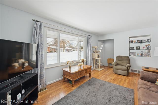 Builiding view two for 707 Briarwood, Fenton, MI. 48430