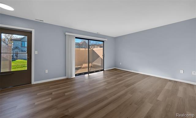 Builiding view eight for 50461 Bay Run, New Baltimore, MI. 48047