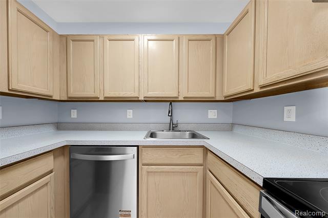 Builiding view sixteen for 50461 Bay Run, New Baltimore, MI. 48047