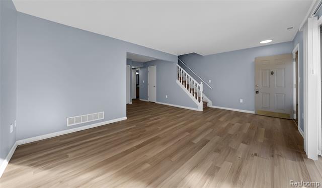 Builiding view ten for 50461 Bay Run, New Baltimore, MI. 48047