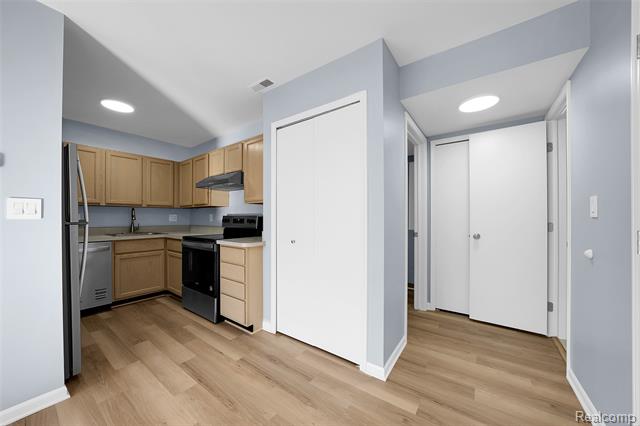 Builiding view thirteen for 50461 Bay Run, New Baltimore, MI. 48047