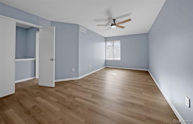 Builiding view twenty one for 50461 Bay Run, New Baltimore, MI. 48047