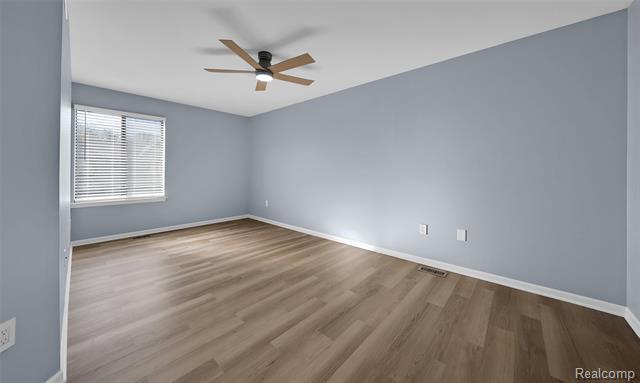 Builiding view twenty for 50461 Bay Run, New Baltimore, MI. 48047