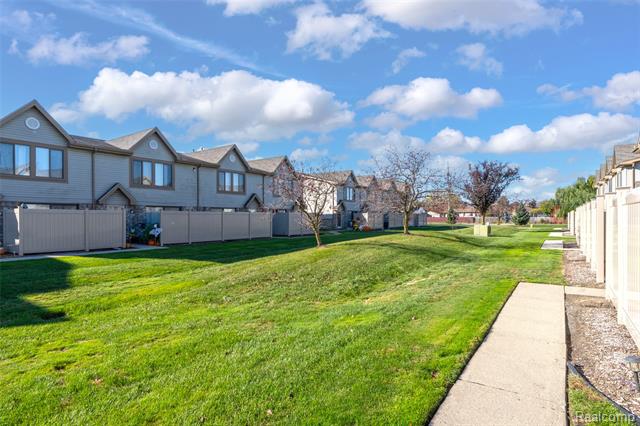 Builiding view two for 50461 Bay Run, New Baltimore, MI. 48047