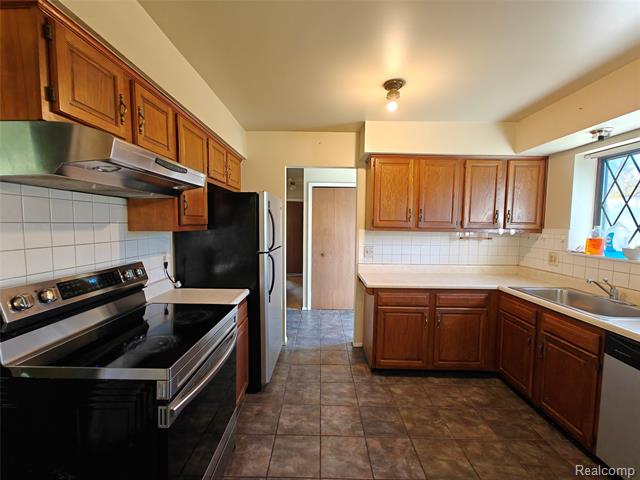 Builiding view three for 3350 Heritage, Dearborn, MI. 48124