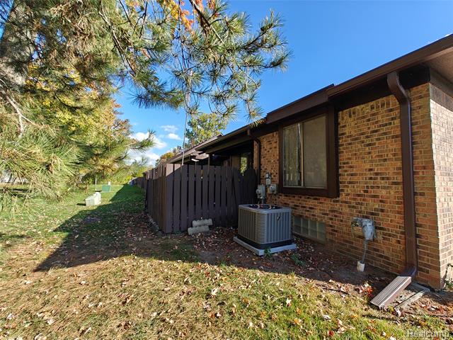 Builiding view twenty two for 3350 Heritage, Dearborn, MI. 48124