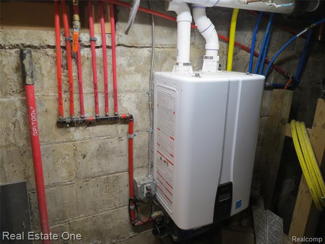 Builiding view thirty four for 225 South, Fowlerville, MI. 48836