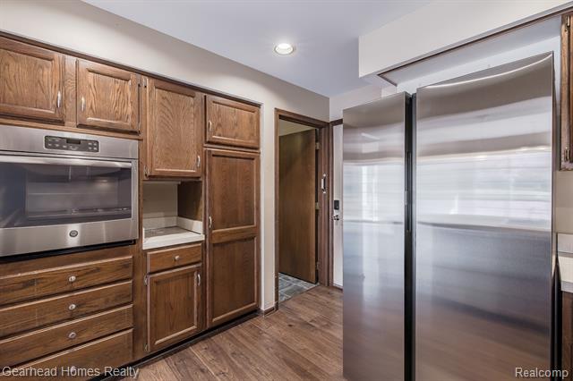 Builiding view fifteen for 37660 Laurel Park, Livonia, MI. 48152