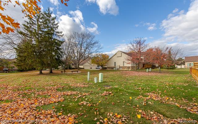 Builiding view fifty one for 37660 Laurel Park, Livonia, MI. 48152