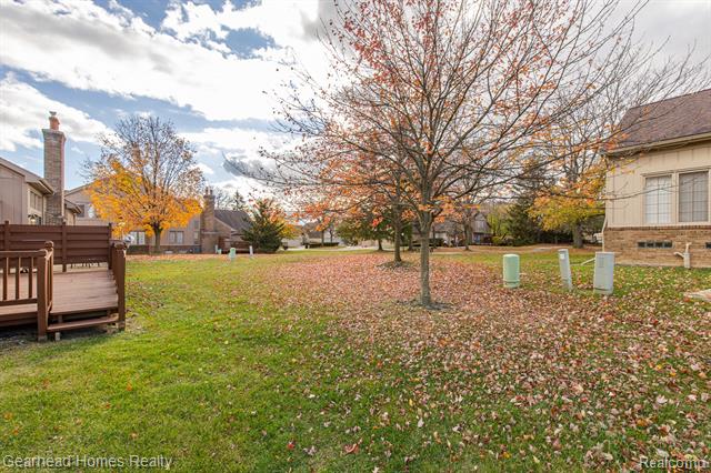 Builiding view fifty two for 37660 Laurel Park, Livonia, MI. 48152