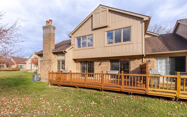 Builiding view fifty for 37660 Laurel Park, Livonia, MI. 48152