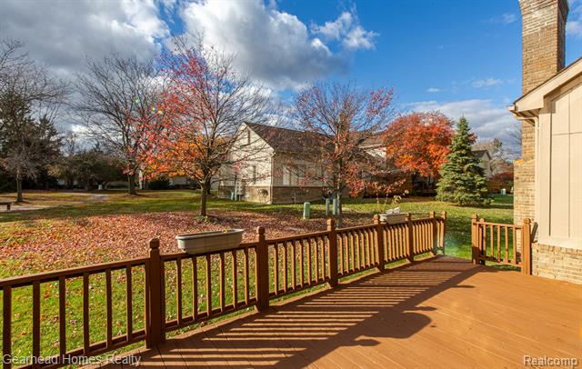 Builiding view forty nine for 37660 Laurel Park, Livonia, MI. 48152