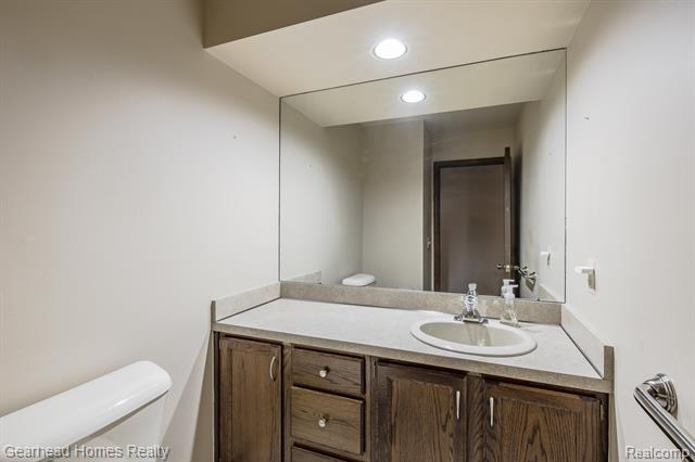 Builiding view nineteen for 37660 Laurel Park, Livonia, MI. 48152