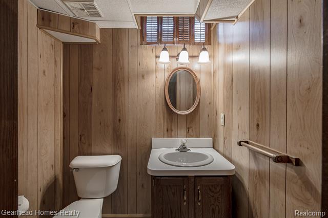 Builiding view thirty nine for 37660 Laurel Park, Livonia, MI. 48152