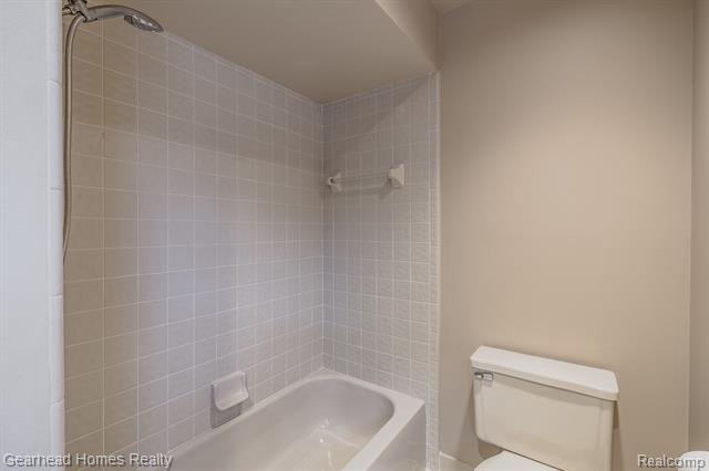 Builiding view thirty one for 37660 Laurel Park, Livonia, MI. 48152