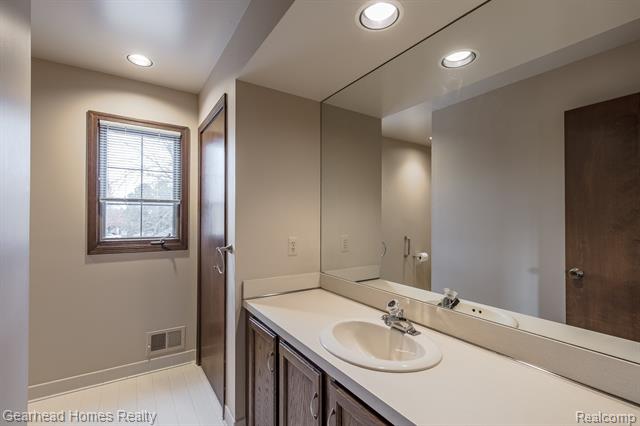 Builiding view twenty five for 37660 Laurel Park, Livonia, MI. 48152