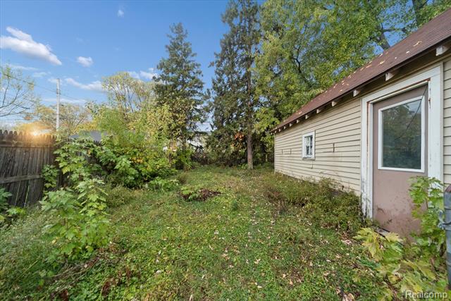 Builiding view five for 2340 Pennsylvania, Lansing, MI. 48910