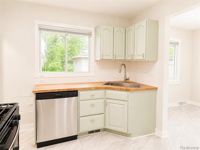 Builiding view six for 27700 Lexington, Southfield, MI. 48076