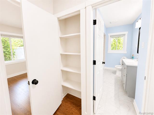 Builiding view ten for 27700 Lexington, Southfield, MI. 48076